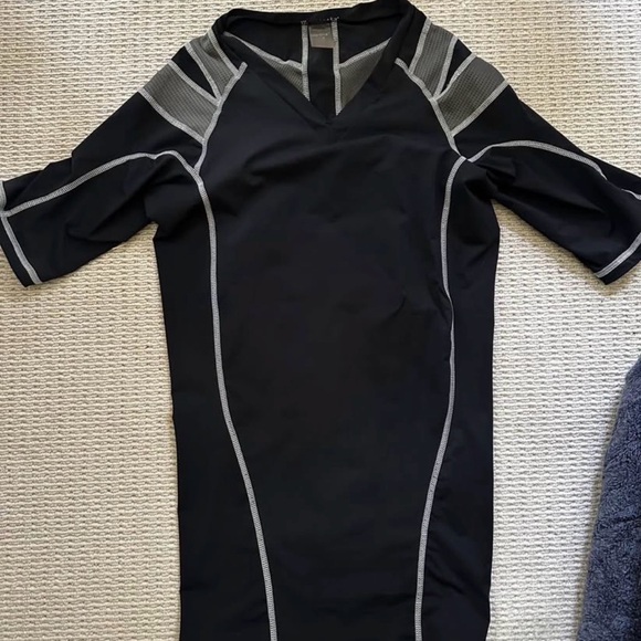 Women’s IntelliSkin Black and Gray Compression Shirt Size Large - Picture 2 of 3